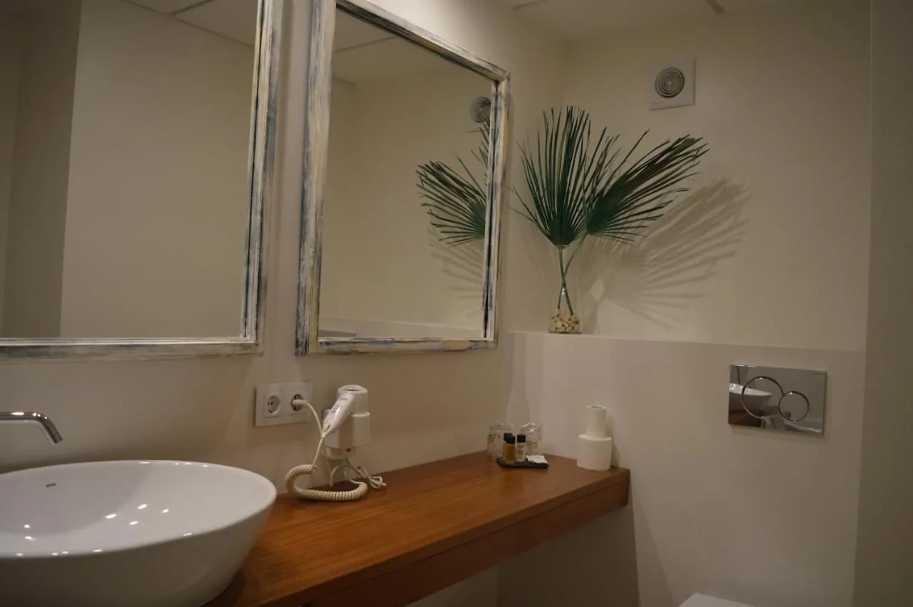 Hotel Nou Estrelles Cadaques 2*,
